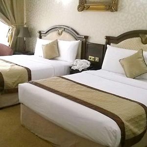 Zimmer mit Kingsize-Bett